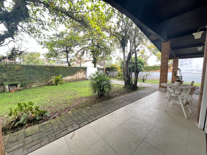 Casa à venda com 3 quartos, 800m² - Foto 1